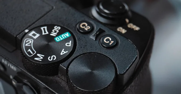 activez le mode sombre automatique pour une expérience visuelle optimale, réduisant la fatigue oculaire en adaptant l'affichage selon l'heure de la journée.