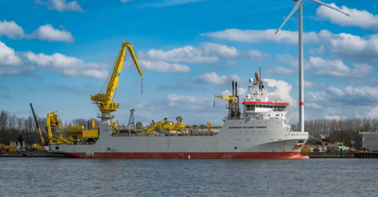 découvrez les technologies avancées pour l'exploitation en haute mer, optimisant la sécurité et l'efficacité des opérations offshore profondes.