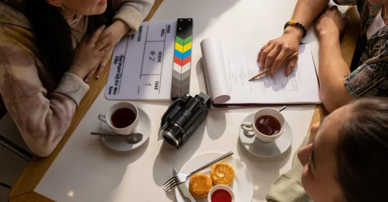 découvrez nos services de rédaction de scripts vidéo professionnels pour captiver votre audience et transmettre efficacement votre message.