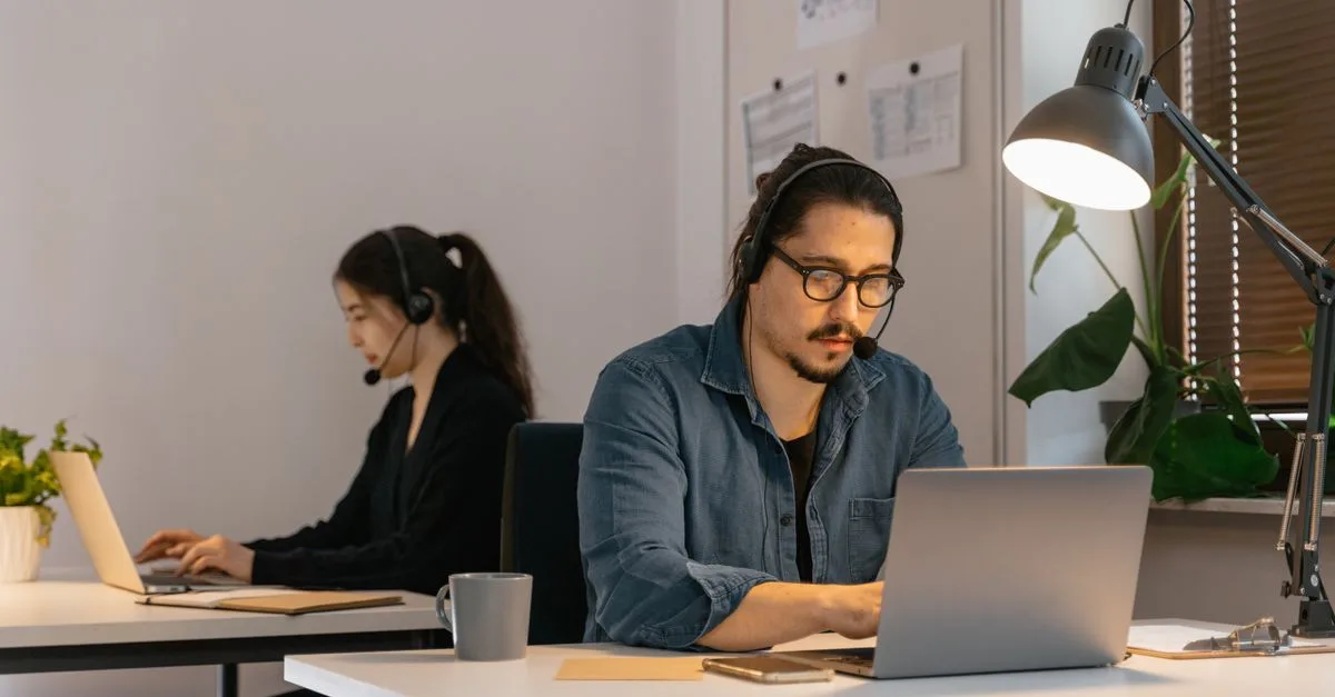 découvrez comment les agents d'intelligence artificielle remplaceront les tâches des freelances en 2026, révolutionnant ainsi le monde du travail indépendant.