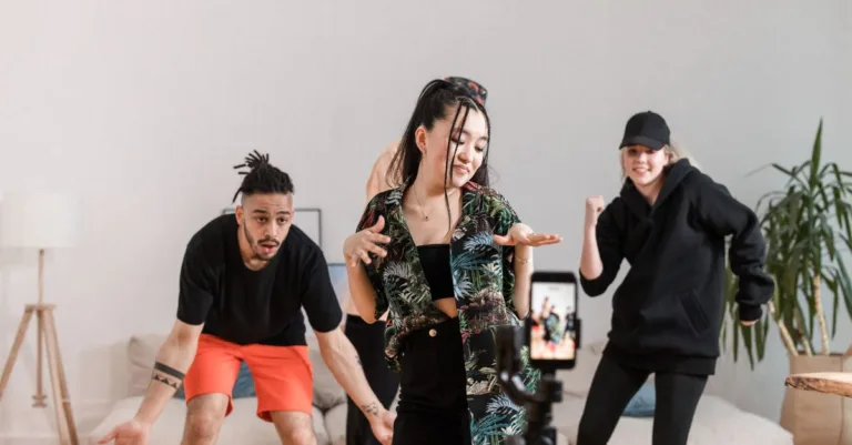 automatisation des vidéos tiktok grâce à l'intelligence artificielle pour créer et publier du contenu rapidement et efficacement.