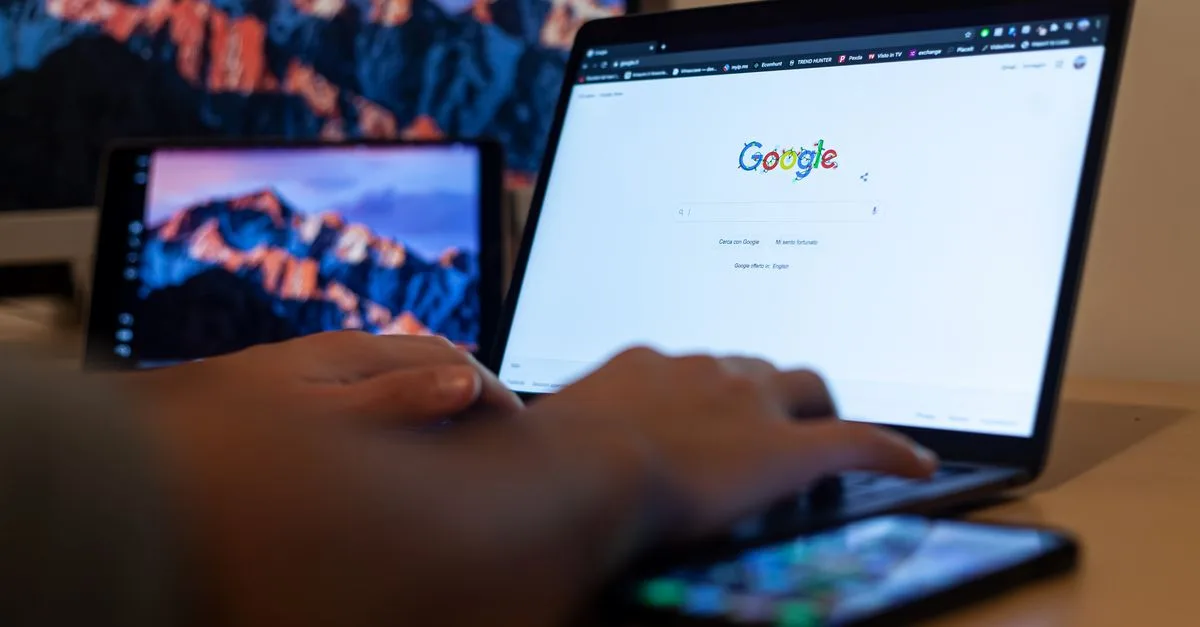 comparez les performances de votre site dans google search console et analysez l’évolution des clics, impressions, positions et taux de clic.