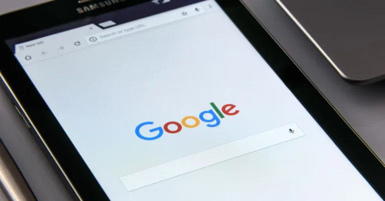 comparez les performances dans google search console pour analyser l’évolution de vos clics, impressions, positions et taux de clic.