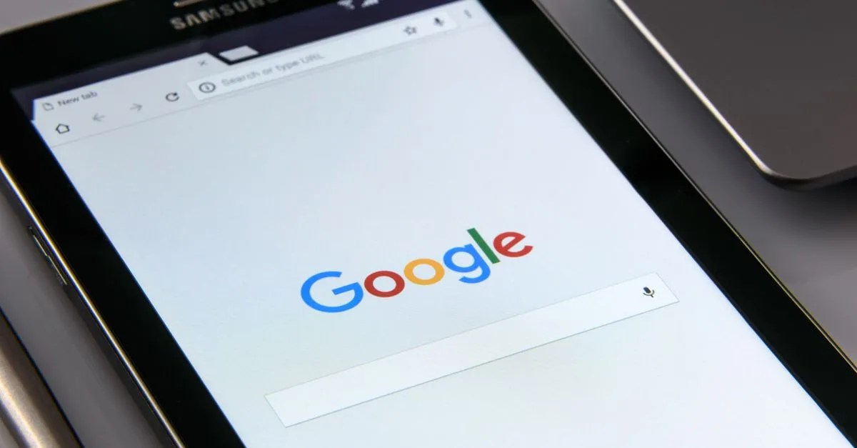 comparez les performances dans google search console pour analyser l’évolution de vos clics, impressions, positions et taux de clic.