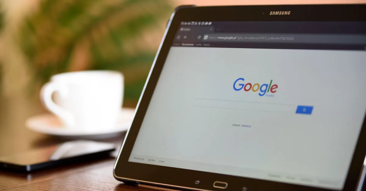 découvrez comment utiliser le rapport sur les performances de google search console pour analyser vos clics, impressions, positions et mots-clés.
